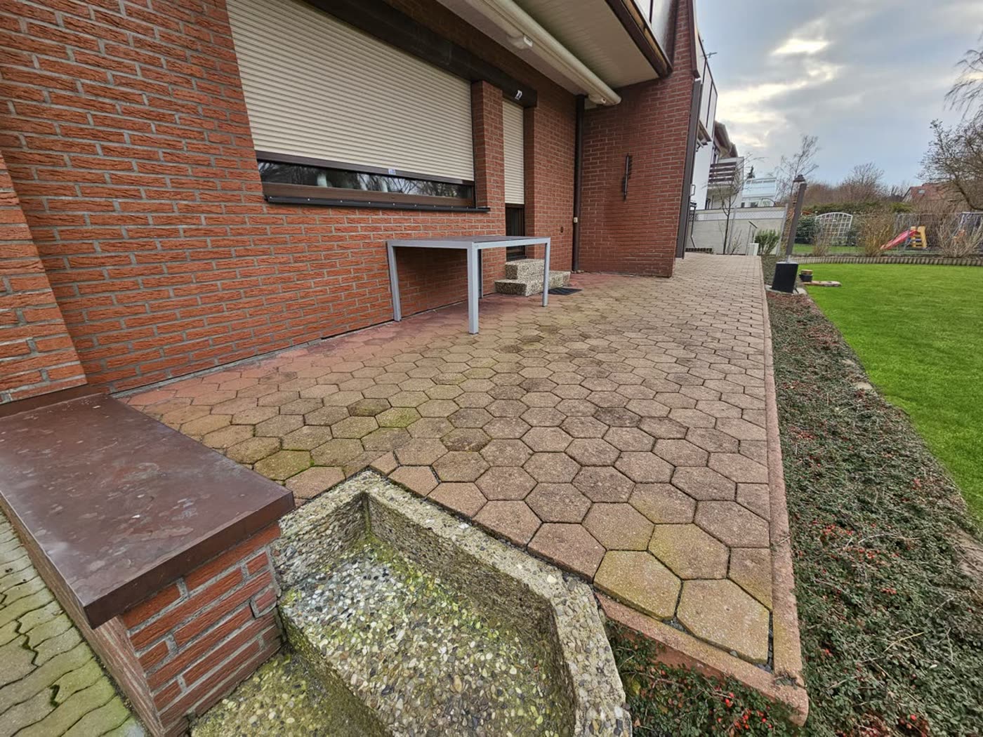 Verschmutzte Pflasterfläche vor der Reinigung